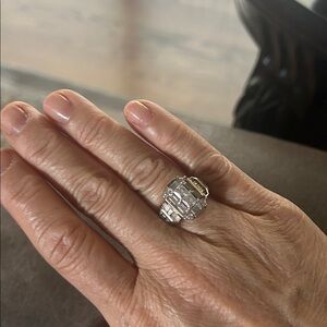 Elegant Gold and Silver Women's Ring Size 6